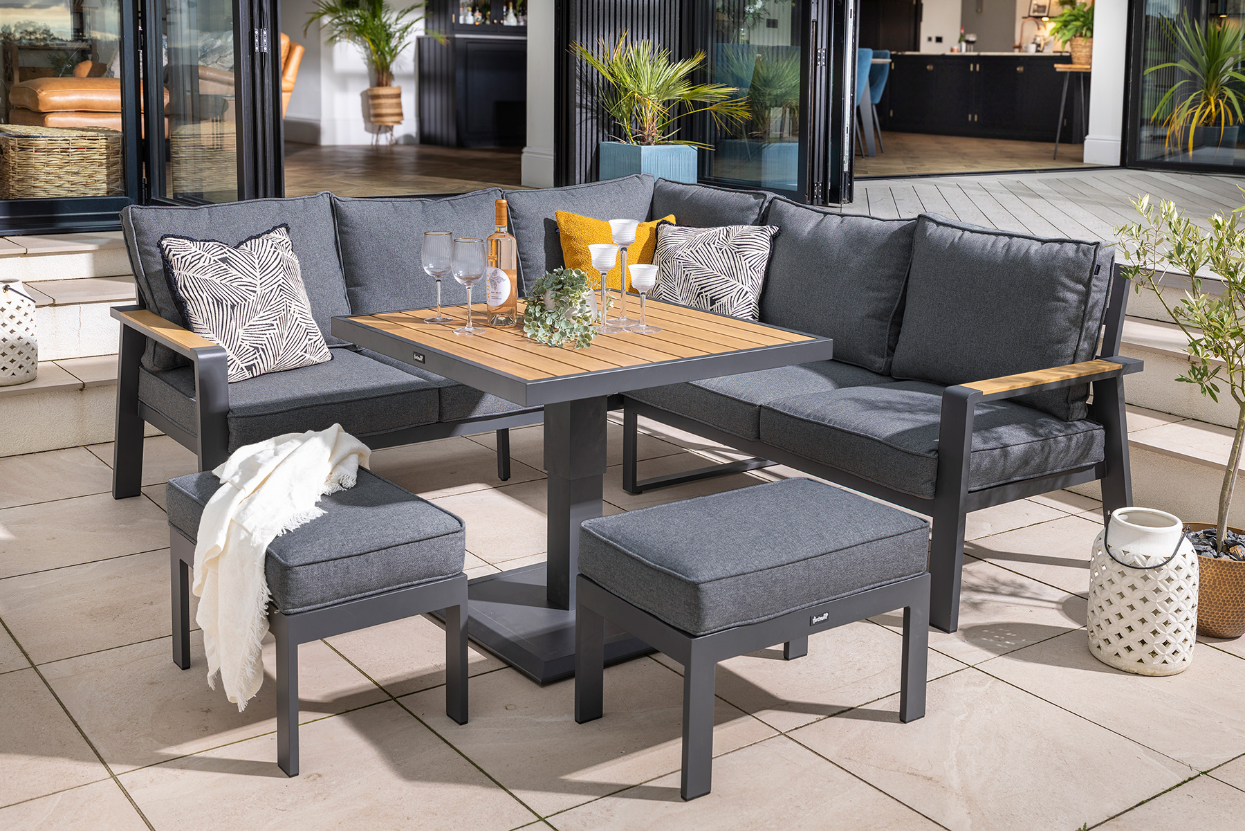 Sonas Square Casual Dining Set